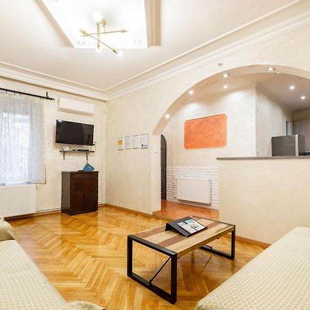 Mari&Emi Flat In Corvin Apartment บูดาเปสต์ ภายนอก รูปภาพ